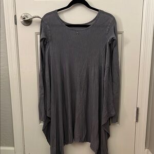 Lululemon women’s flowy poncho with sleeves